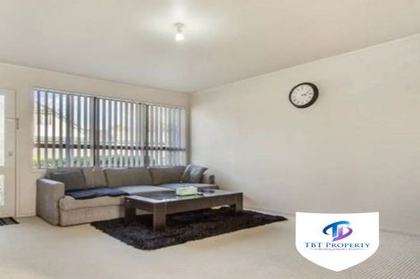 Photo of property in 2/41 Challen Close, Conifer Grove, Takanini, 2112