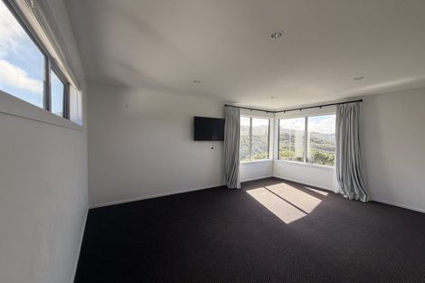 Photo of property in 11 Bendigo Grove, Newlands, Wellington, 6037