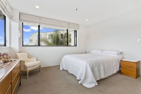 Photo of property in 4a/171 Hurstmere Road, Takapuna, Auckland, 0622