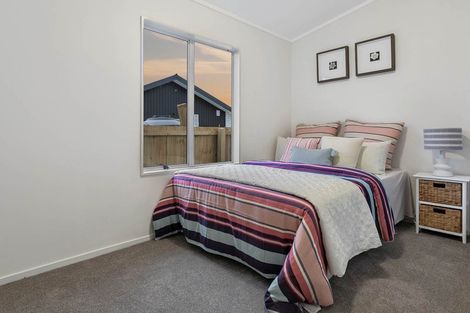 Photo of property in 25 Pukeroa Place, Papakura, 2110