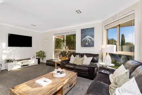 Photo of property in 14 Stonedge Lane, Rosedale, Auckland, 0632