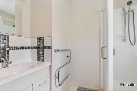 Photo of property in 8 Gillan Place, Bayview, Auckland, 0629