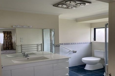 Photo of property in 40 Sunvista Avenue, Oteha, Auckland, 0632