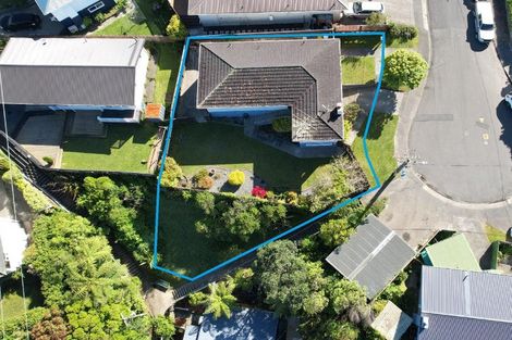 Photo of property in 18 Alder Place, Newlands, Wellington, 6037