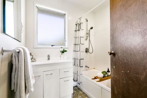 Photo of property in 19 Spinella Drive, Bayview, Auckland, 0629