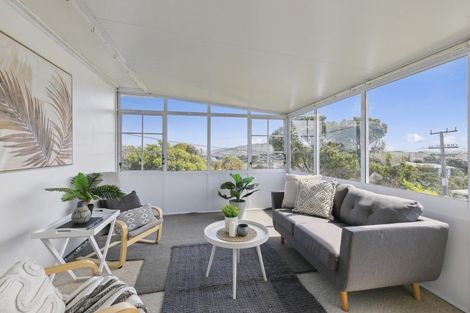 Photo of property in 6 Brooker Grove, Newlands, Wellington, 6037