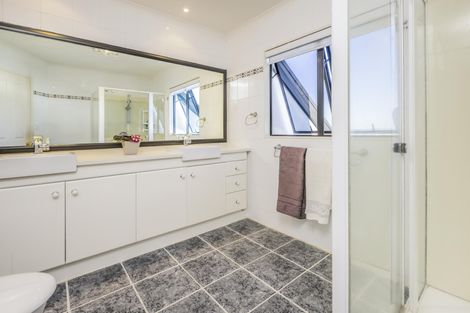 Photo of property in 22 Mccahill Views, Botany Downs, Auckland, 2010