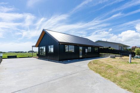 Photo of property in 7 Sand Dune Grove, Waikawa Beach, Manakau, 5573