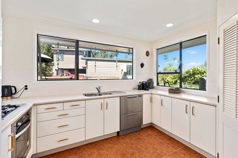 Photo of property in 92 Island Bay Road, Beach Haven, Auckland, 0626