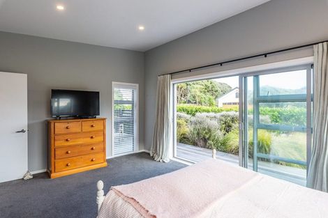 Photo of property in 6 Olliver Grove, Waikanae Beach, Waikanae, 5036