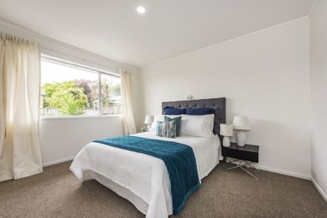 Photo of property in 2/28 Uxbridge Road, Mellons Bay, Auckland, 2014