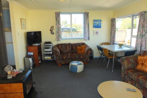 Photo of property in 17 Pratt Avenue, Foxton Beach, Foxton, 4815