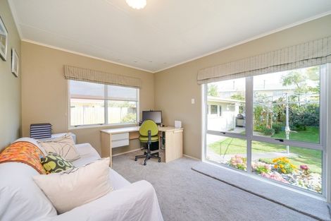 Photo of property in 6 Dunk Place, Milson, Palmerston North, 4414