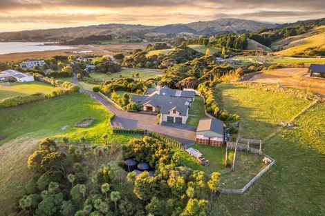 Photo of property in 32 Paekakariki Hill Road, Pauatahanui, Porirua, 5381