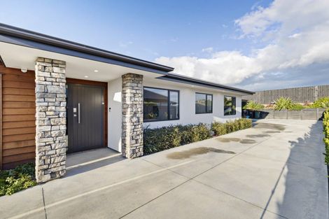 Photo of property in 32 Atlantic Drive, Fitzherbert, Palmerston North, 4410