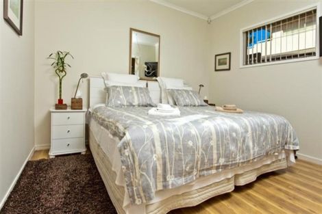 Photo of property in 212 East Coast Road, Forrest Hill, Auckland, 0620