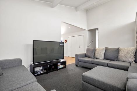 Photo of property in 18 Farnborough Crescent, Mangere, Auckland, 2022