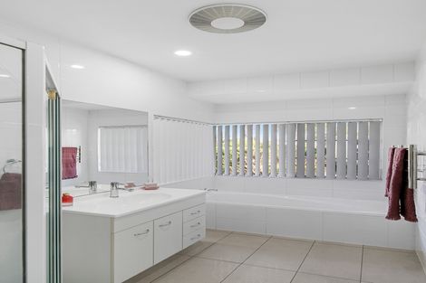 Photo of property in 12 Ranfurly Road, Alfriston, Auckland, 2105