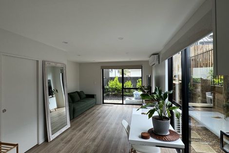 Photo of property in 3/8 Chivalry Road, Glenfield, Auckland, 0629