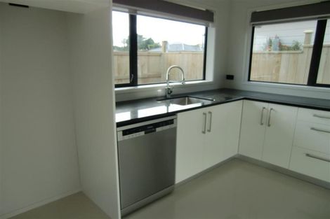 Photo of property in 28 Queens Road, Glen Avon, New Plymouth, 4312