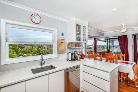 Photo of property in 365 Wairau Road, Totara Vale, Auckland, 0629