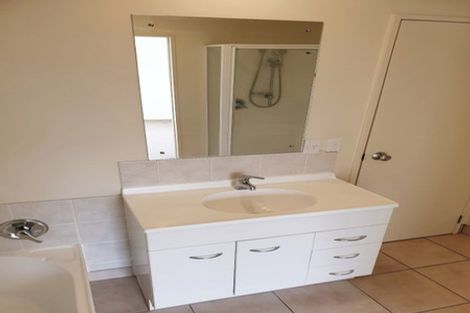 Photo of property in 1/86 Fernhill Way, Oteha, Auckland, 0632