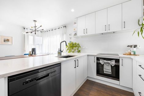 Photo of property in 4 Anna Lane, Glen Eden, Auckland, 0602