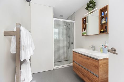 Photo of property in 106 Breaker Bay Road, Breaker Bay, Wellington, 6022