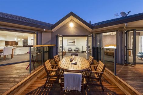 Photo of property in 8 Almond Grove, Greenhithe, Auckland, 0632