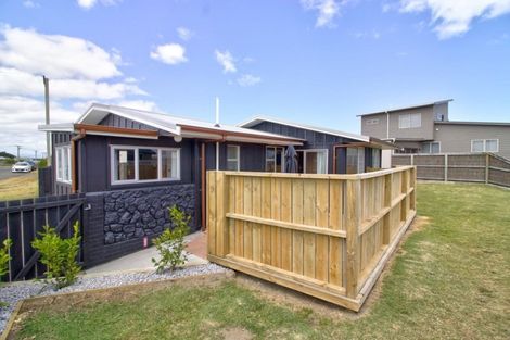 Photo of property in 8 Marine Parade South, Foxton Beach, Foxton, 4815
