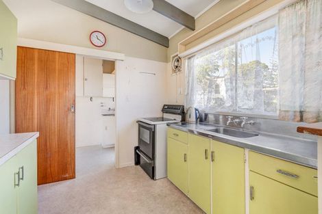 Photo of property in 16 Pohutukawa Avenue, Red Beach, 0932