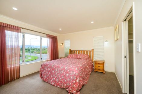 Photo of property in 1 Silkwood Place, Fitzherbert, Palmerston North, 4410