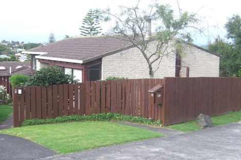 Photo of property in 2/6 Clare Place, Glenfield, Auckland, 0629