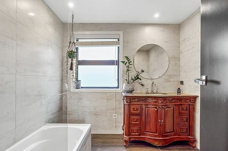 Photo of property in 8 Bosun Place, Te Atatu Peninsula, Auckland, 0610