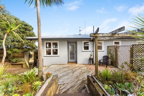 Photo of property in 6 Tainui Street, Castlecliff, Whanganui, 4501