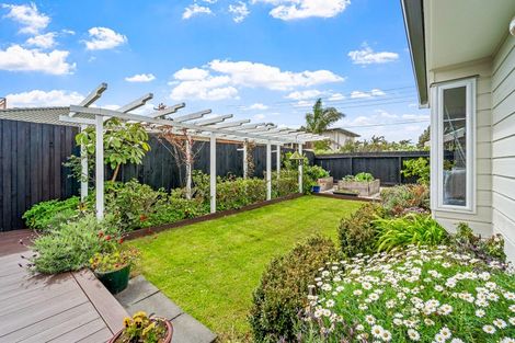 Photo of property in 31 Centreway Road, Orewa, 0931