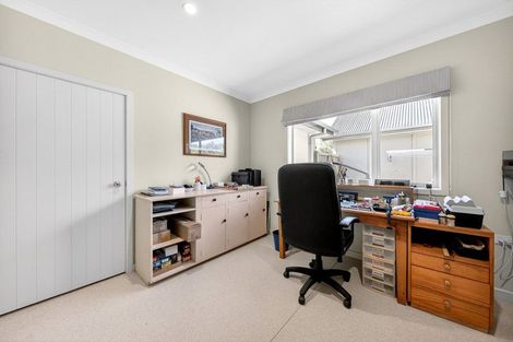 Photo of property in 10 Fairway Drive, Martinborough, 5711