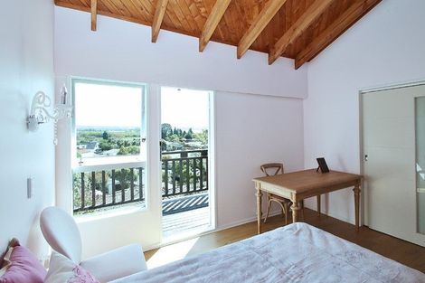 Photo of property in 11 Rika Place, Kawaha Point, Rotorua, 3010