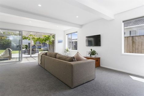 Photo of property in 53 Beach Road, Te Atatu Peninsula, Auckland, 0610