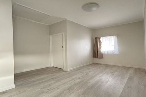 Photo of property in 39 Staveley Avenue, Mount Roskill, Auckland, 1041