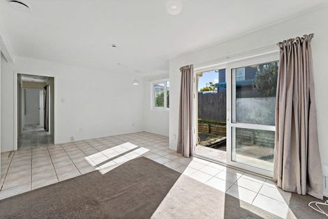 Photo of property in 1/14 Chislehurst Street, Henderson, Auckland, 0612
