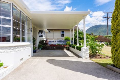 Photo of property in 40-42 Waikawa Road, Picton, 7220