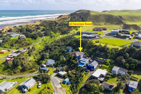 Photo of property in 63 Sea View Road, Baylys Beach, 0377