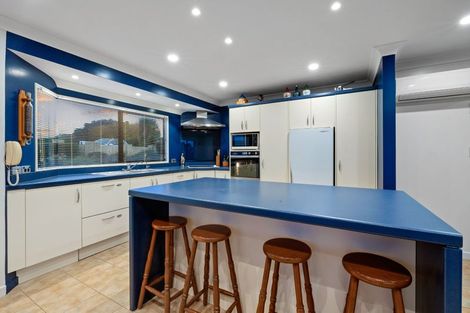 Photo of property in 10 Larsen Place, Merrilands, New Plymouth, 4312