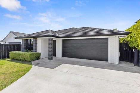 Photo of property in 4 Kriletich Drive, Kumeu, 0810
