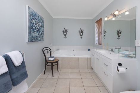 Photo of property in 10 Willowview Drive, Redwood, Christchurch, 8051