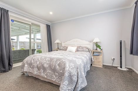 Photo of property in 96 Johnstone Drive, Fitzherbert, Palmerston North, 4410