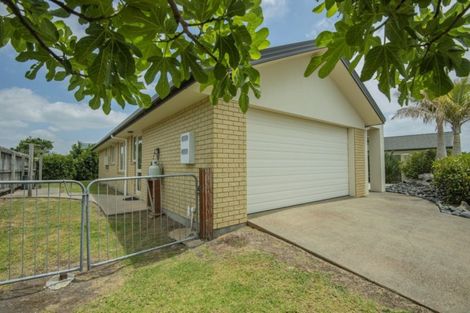 Photo of property in 27 Bermuda Place, One Tree Point, 0118