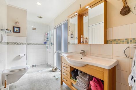 Photo of property in 252 Boord Crescent, Kumeu, 0891