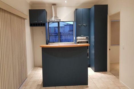 Photo of property in 76 Edgewater Drive, Pakuranga, Auckland, 2010